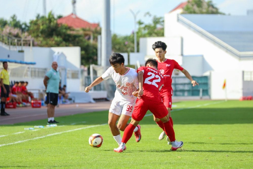 Công Phương bị khóa chặt, PVF vô địch U21 Quốc gia - Ảnh 3.