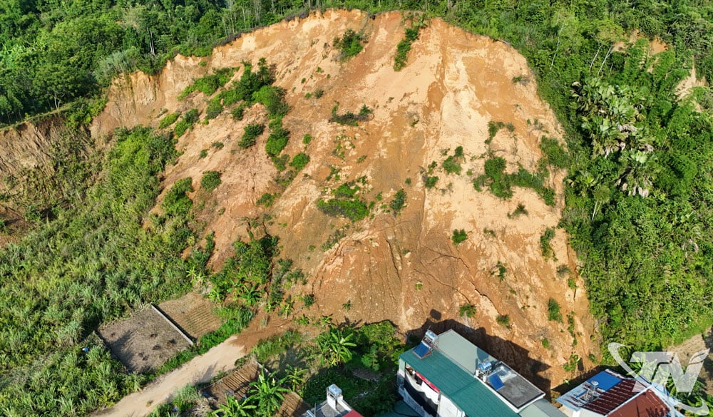 
Phần ta - luy dương cao từng bị san gạt, nay không được gia cố, tiếp tục sạt xuống khu dân cư phía dưới.