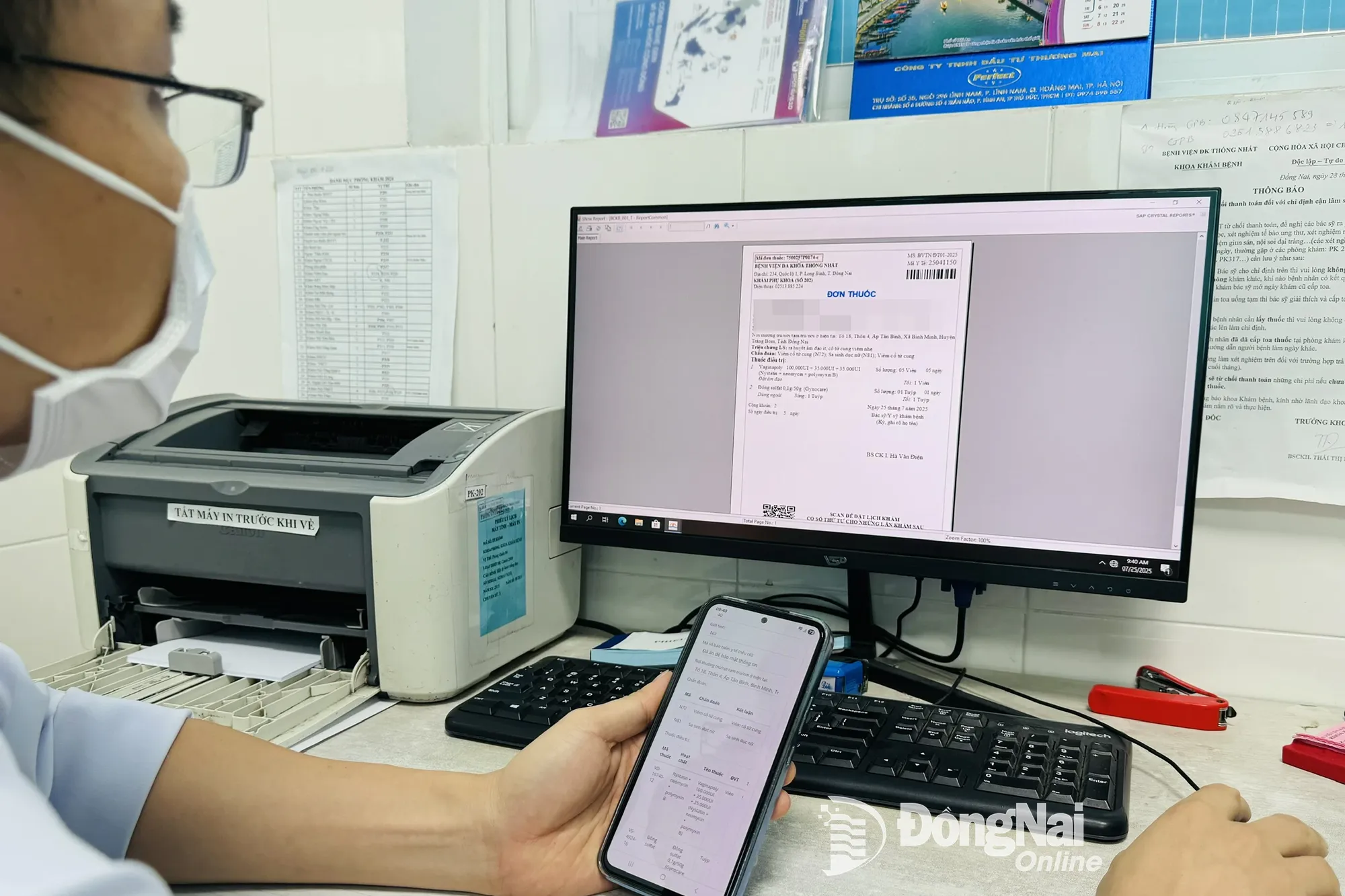 통넛 종합병원 산부인과 의사들이 진료 후 환자에게 전자 의약품을 처방하고 있다. 사진: 한 융