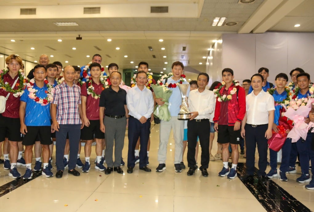 U23 Việt Nam về nước, rạng rỡ bên cúp vô địch Đông Nam Á - 3