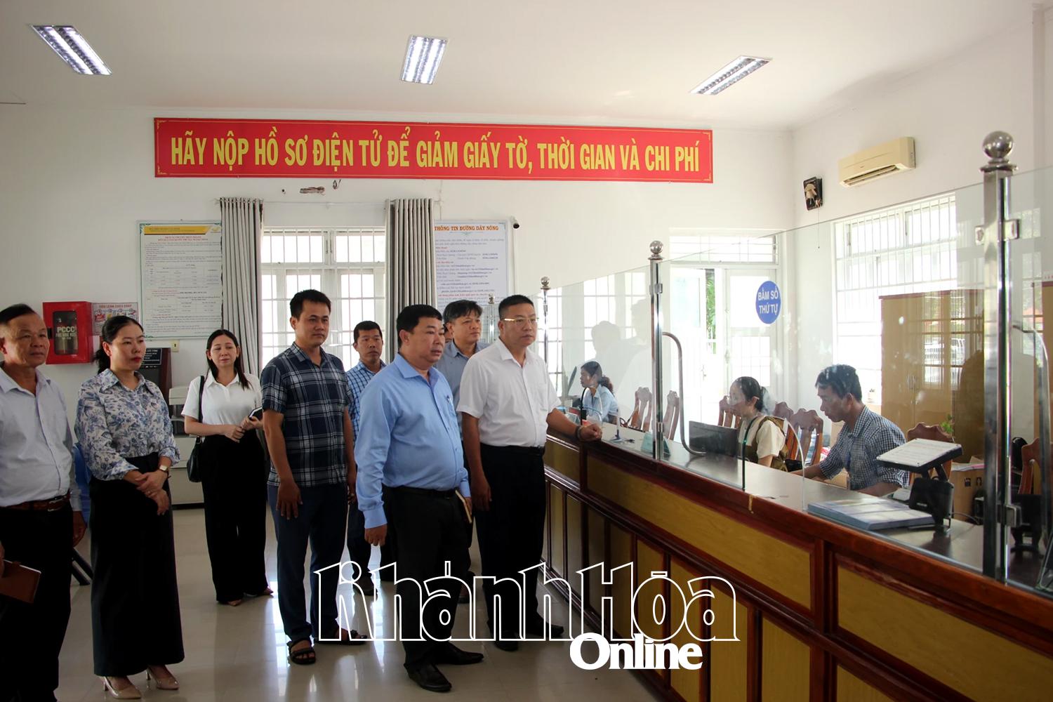 Lãnh đạo các sở, ngành, địa phương kiểm tra việc vận hành của Trung tâm Phục vụ hành chính công xã Vạn Ninh.