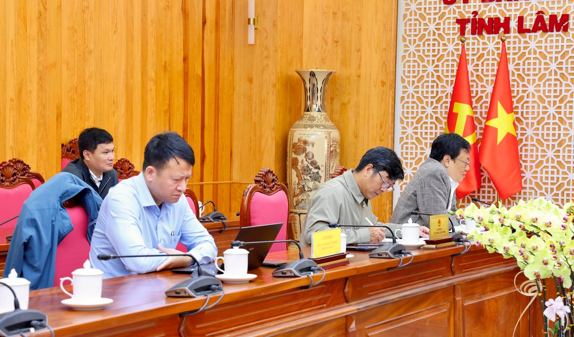 Lãnh đạo Công ty cổ phần Tập đoàn Phương Trang, lãnh đạo Ban Quản lý dự án số 2 và Ban Quản lý dự án số 1 tham dự Hội nghị trực tuyến