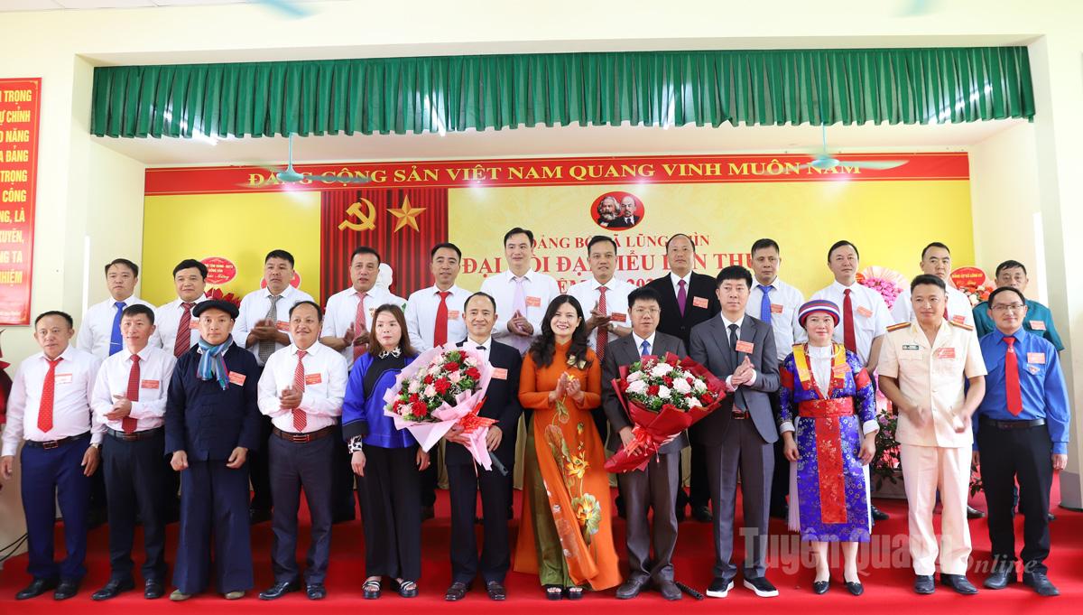 Vice Chairman of the Provincial People's Committee Vuong Ngoc Ha presented flowers to congratulate the new Executive Committee of the Lung Phin Commune Party Committee.