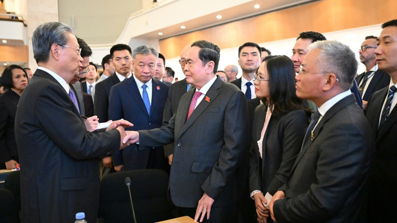 Le président de l'Assemblée nationale, Tran Thanh Man, rencontre le président de l'Assemblée populaire nationale de Chine