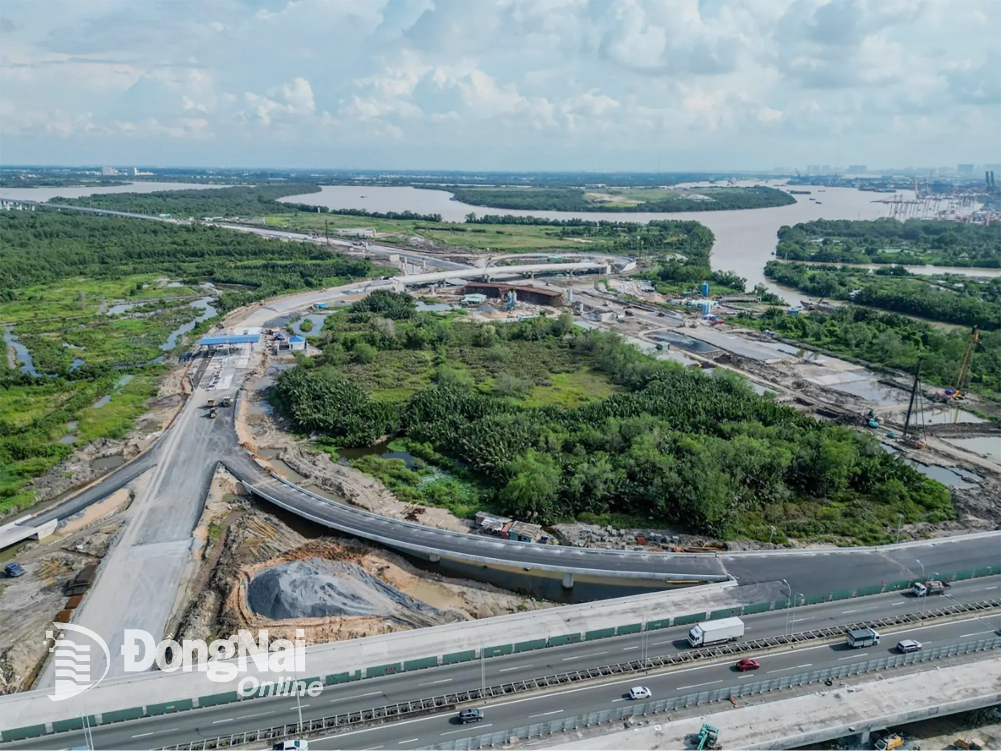 Many items such as pillars and beams have been installed, contractors are focusing on constructing the bridge deck, railings, lighting and drainage systems to ensure the goal of technical traffic opening on schedule.