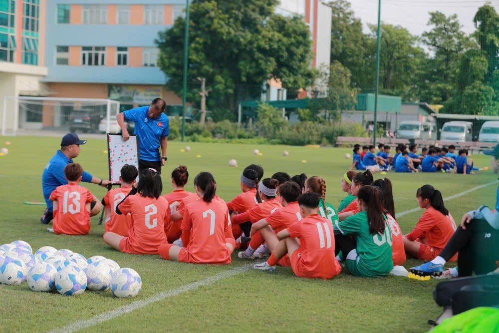 Đội tuyển U20 nữ Việt Nam thi đấu giao hữu với đội bóng U13 nam PVF - ảnh 1