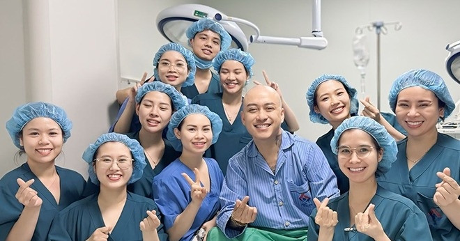 Ca sĩ Tuấn Hưng cười tươi sau ca phẫu thuật, thông báo tạm dừng ca hát