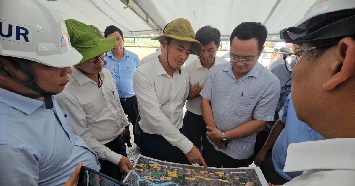 Phó Chủ tịch UBND TPHCM Bùi Xuân Cường khảo sát các tuyến giao thông kết nối