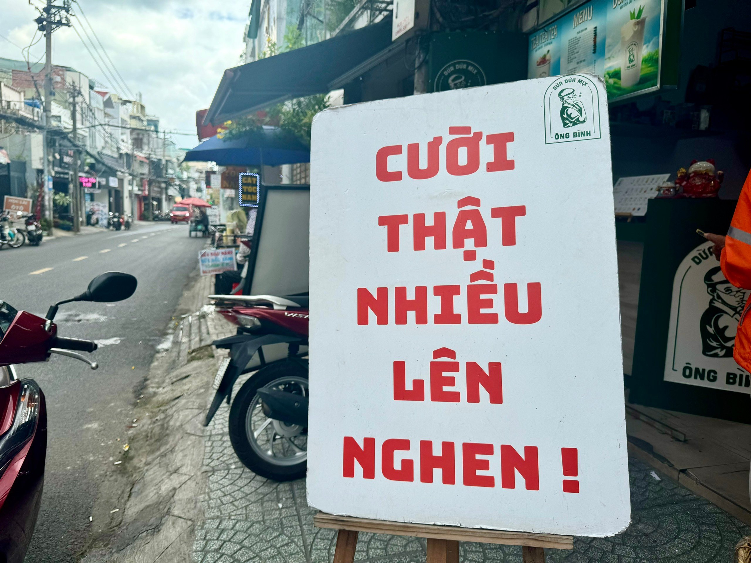 Bảng hiệu dễ thương ở quán cà phê, tiệm tóc TP.HCM: Ai đi ngang cũng mỉm cười - Ảnh 1.