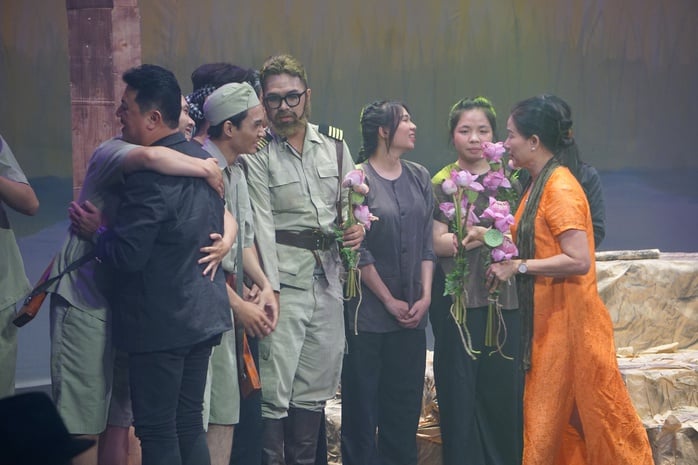 "Máu thắm Đồng Nọc Nạng" – Vở diễn cháy rực lửa nghề và tình yêu đất nước - Ảnh 4.
