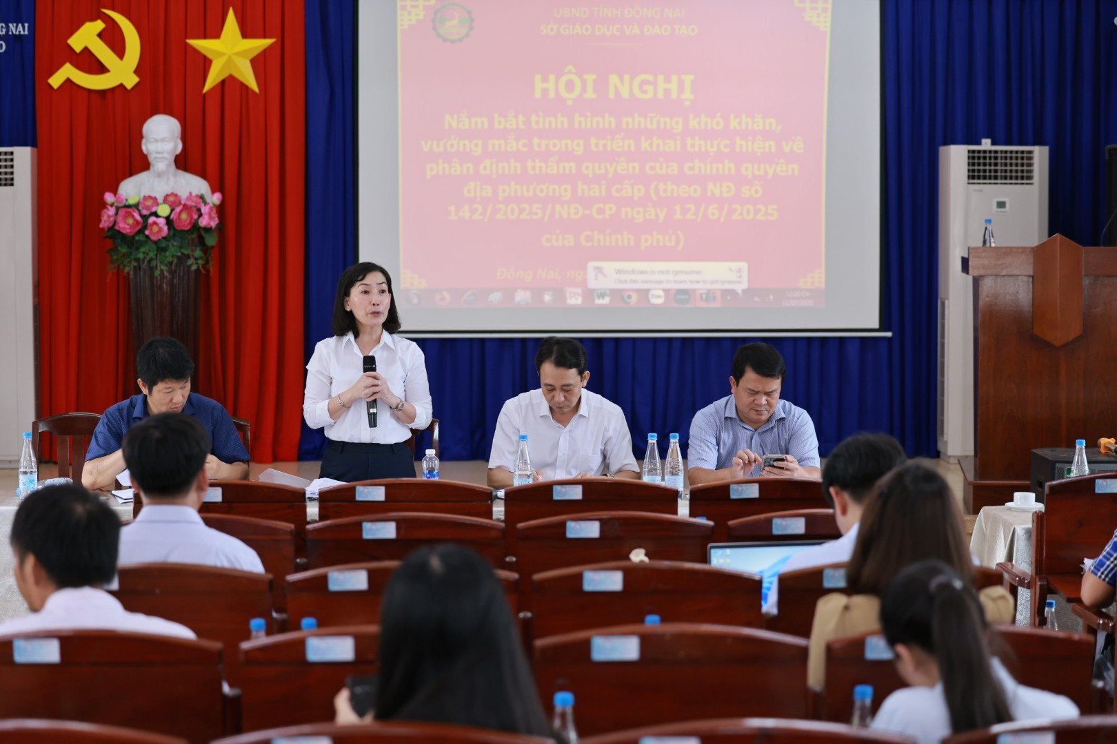 Ban giám đốc Sở Giáo dục và đào tạo làm việc trực tiếp với đại diện 8 xã khu vực biên giới về kế hoạch đầu tư xây dựng trường học trưa 31-7. Ảnh: Công Nghĩa