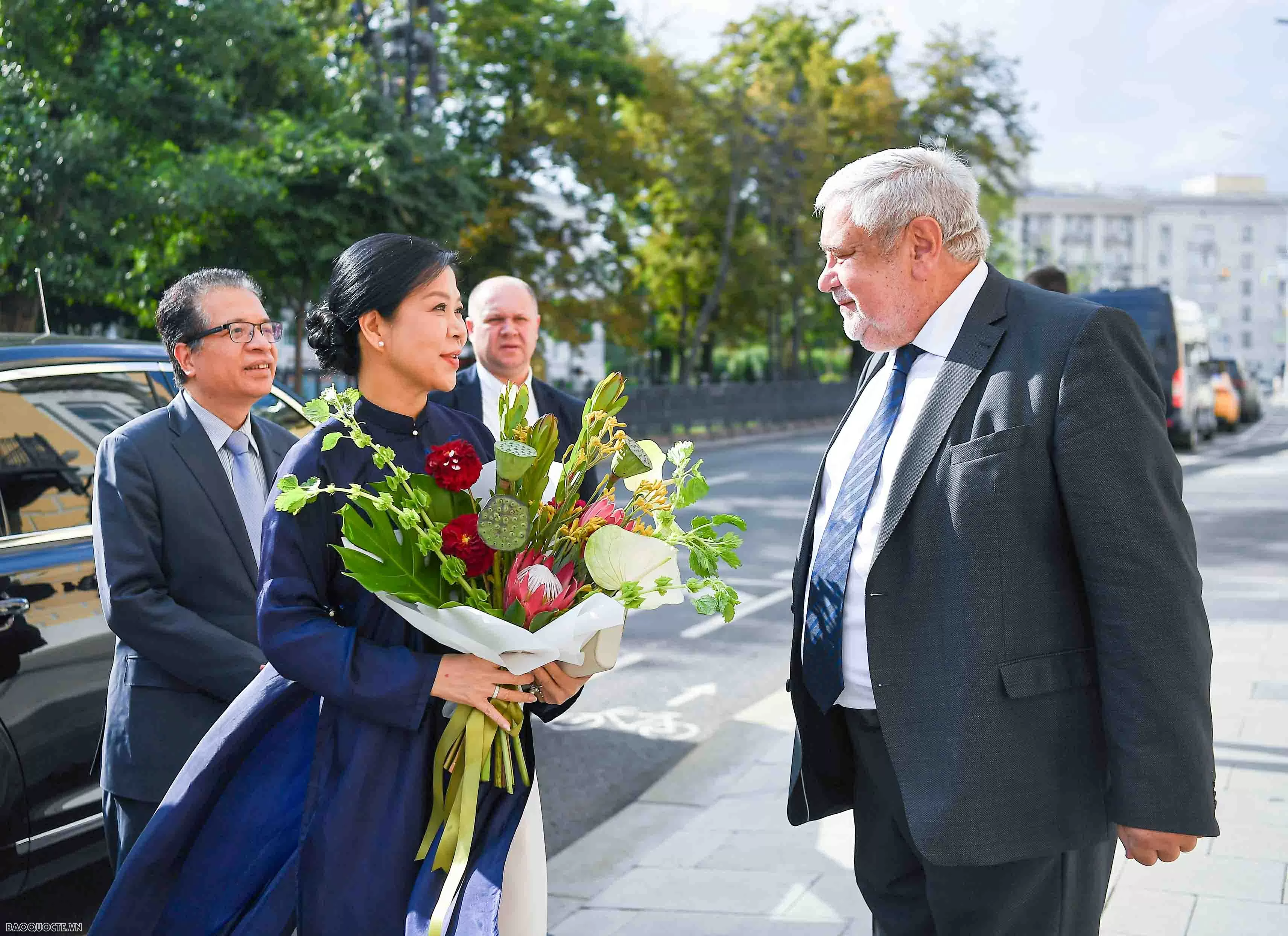 Chiếc áo dài lấy cảm hứng từ luỹ tre Việt Nam và rừng bạch dương Nga trưng bày giữa Moscow