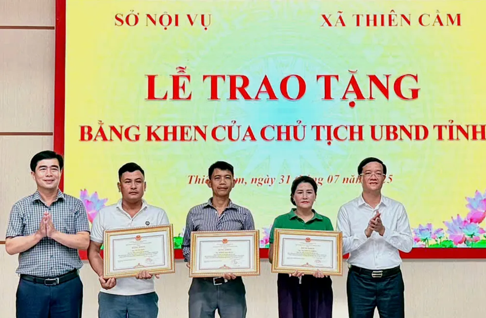 Trao tặng bằng khen của Chủ tịch UBND tỉnh Hà Tĩnh cho các công dân đã có thành tích xuất sắc trong công tác cứu hộ, cứu nạn du khách và thuyền viên trong vụ chìm tàu 