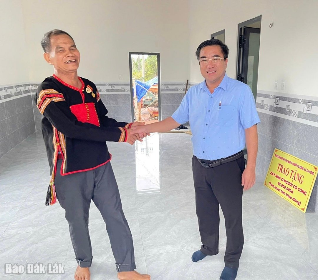 Comrade Nguyen Quang Hung congratulates Mr. YBu Nie's family.