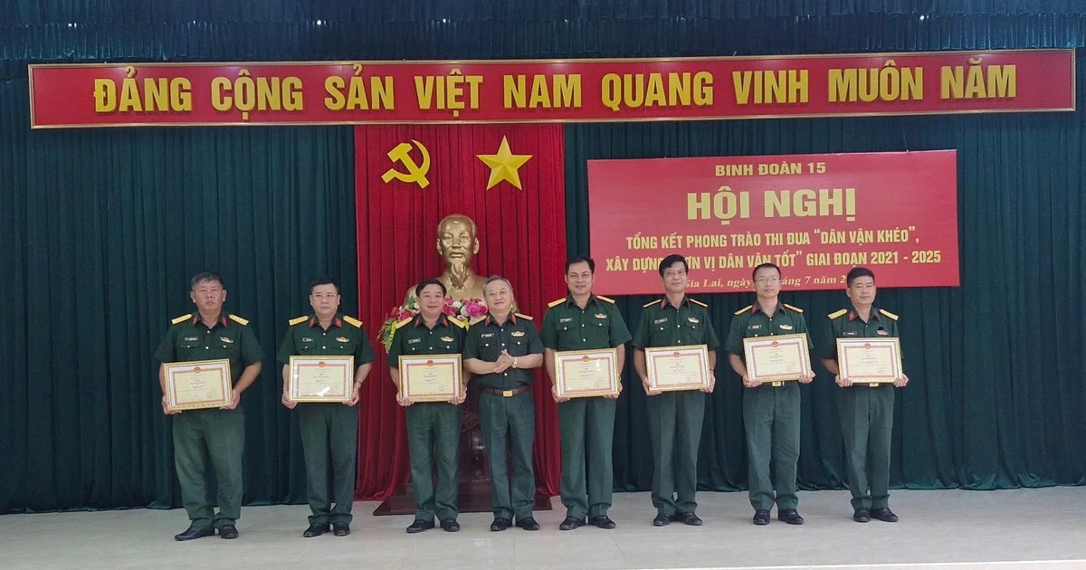 Binh đoàn 15 khen thưởng 18 tập thể, cá nhân