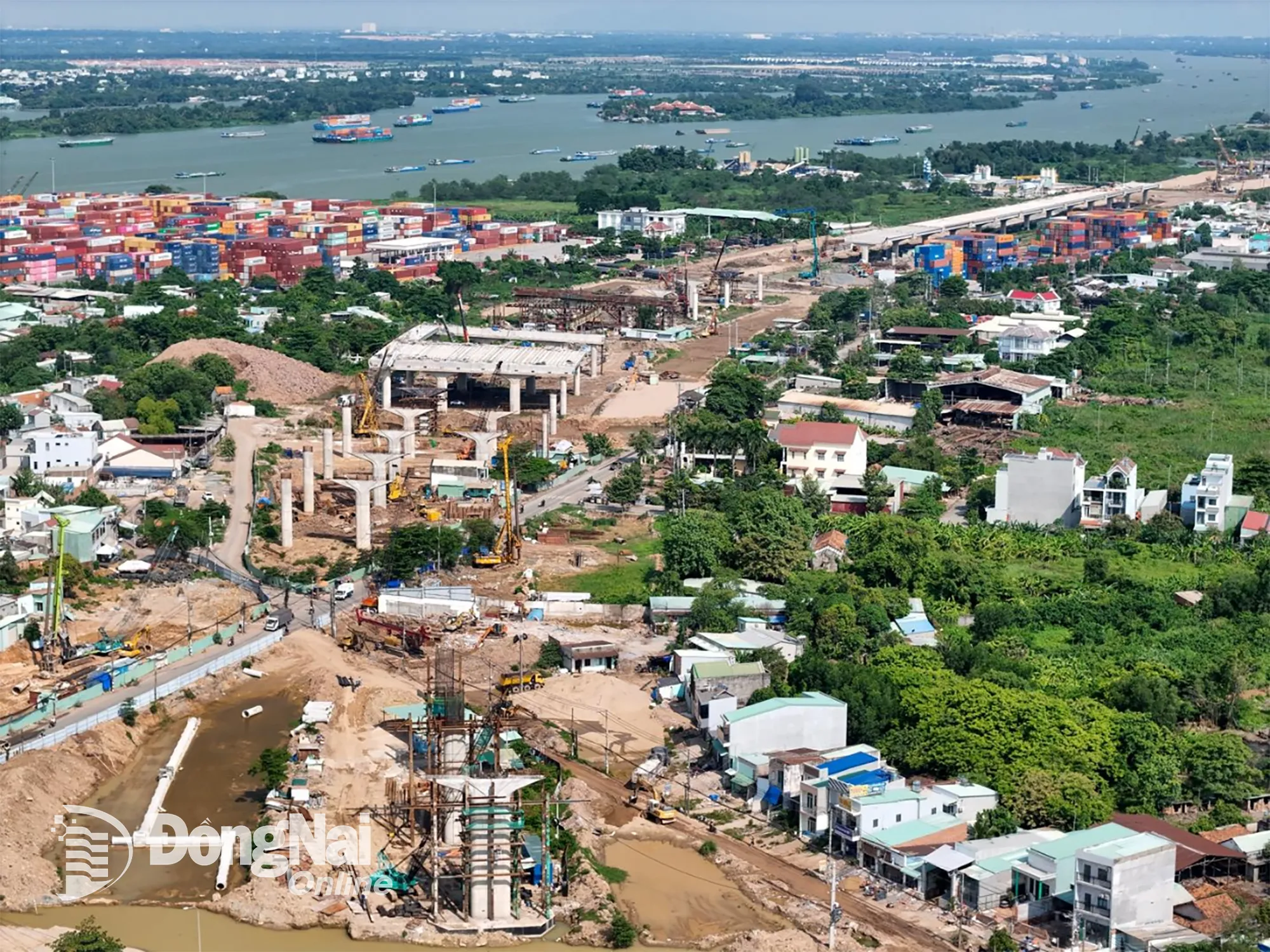 At the end of the section through Thu Duc city, Tan Van intersection is being urgently completed. This will be a modern three-level intersection, connecting strategic roads such as Ring Road 3, National Highway 1K and National Highway 1, contributing to reducing traffic pressure in the eastern gateway area.