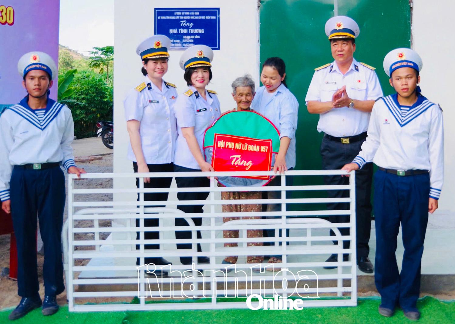 Representatives of Brigade 957 and the Brigade Women's Union presented gifts to Ms. Thi Niem.