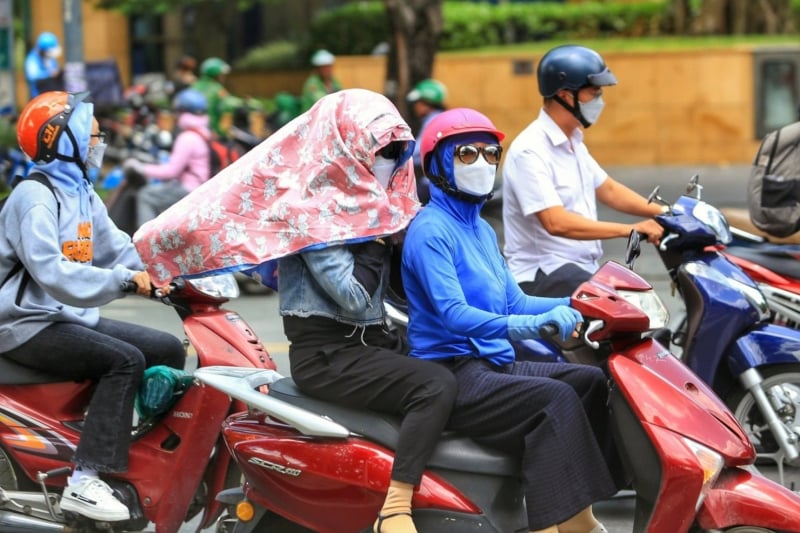 Đầu tháng 8, nắng nóng gay gắt kèm mưa dông xen kẽ -0