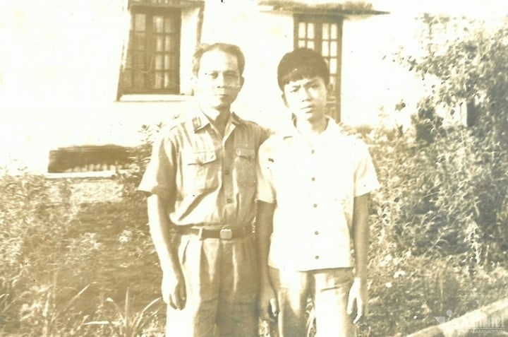 Mr. Hoang Nam Tien and his father - Major General Hoang Dan, during a military summer in the 1980s. (Photo: NVCC)
