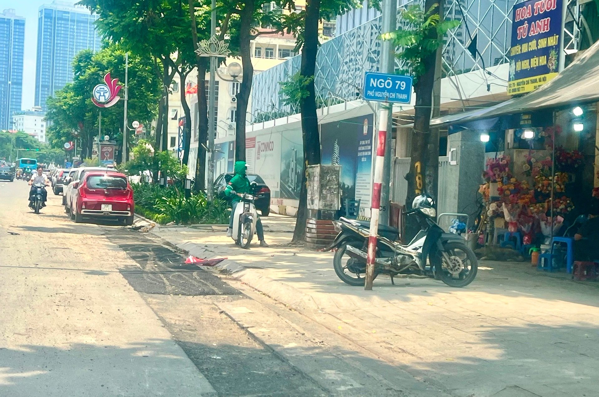 សំណង​លើ​ផ្ទៃ​ផ្លូវ​បន្ទាប់​ពី​ការ​សាង​សង់​មិន​បាន​តាម​តម្រូវ​ការ​នៅ Pho Nguyen Chi Thanh Phuong Lang..jpg