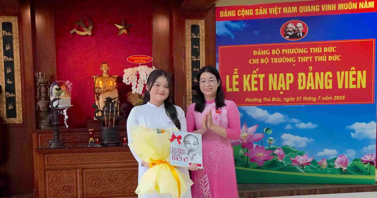 សិស្សទីមួយនៃវួដ Thu Duc ត្រូវបានបញ្ចូលទៅក្នុងជួរបក្ស។