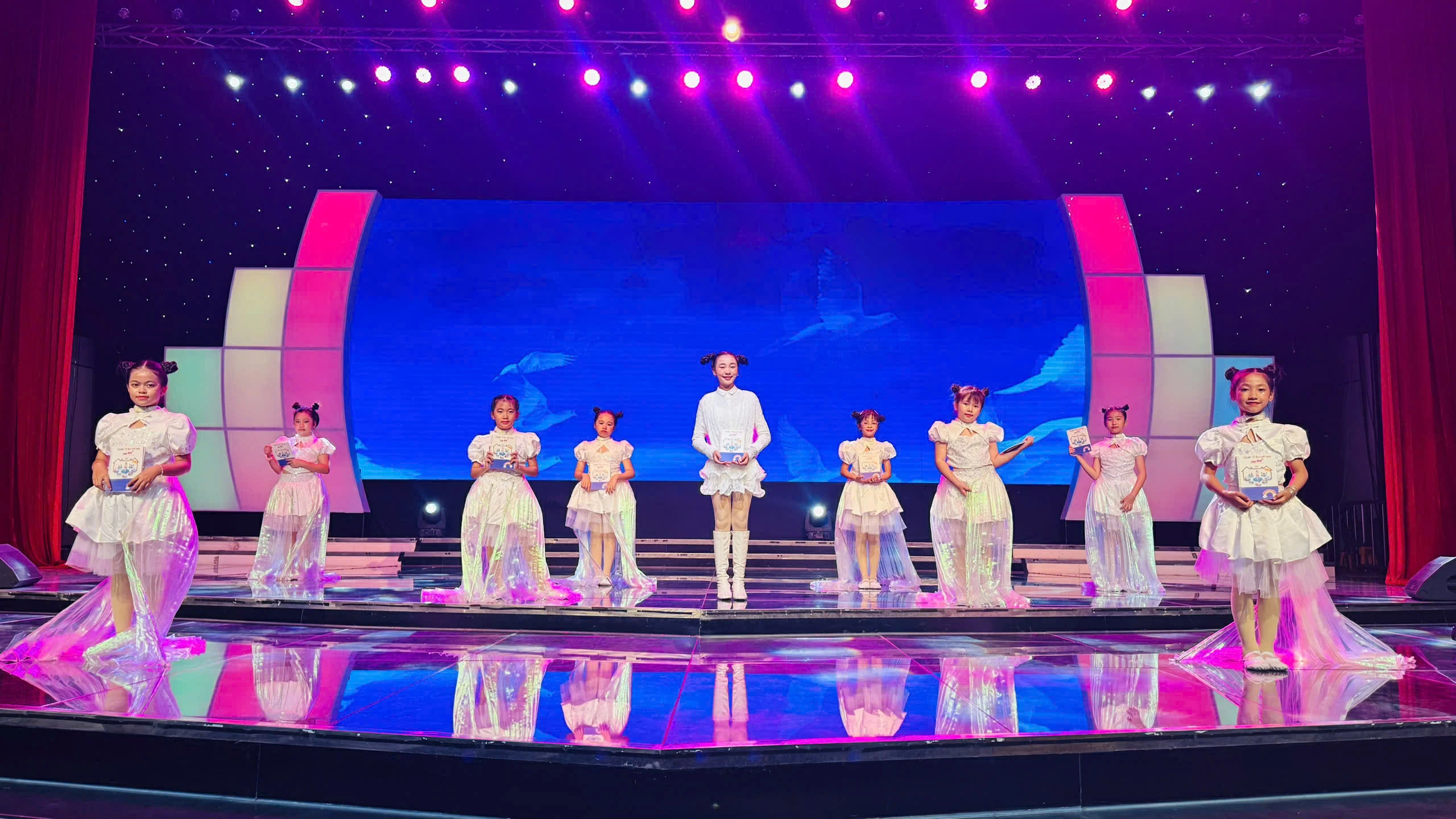 Phương Vy và các bạn rất vui khi nhận quà tặng lưu niệm của chương trình 