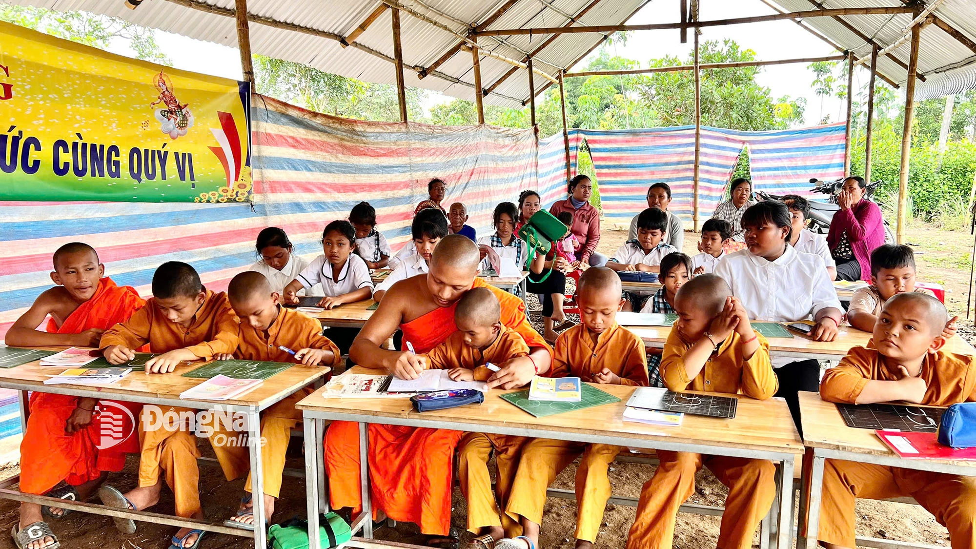 Đại đức Sơn Hoàng Sướng (chùa Bồ Đề Tông) dạy học cho con em đồng bào dân tộc Khmer tại xã Tân Tiến. Ảnh: Đào Bằng
