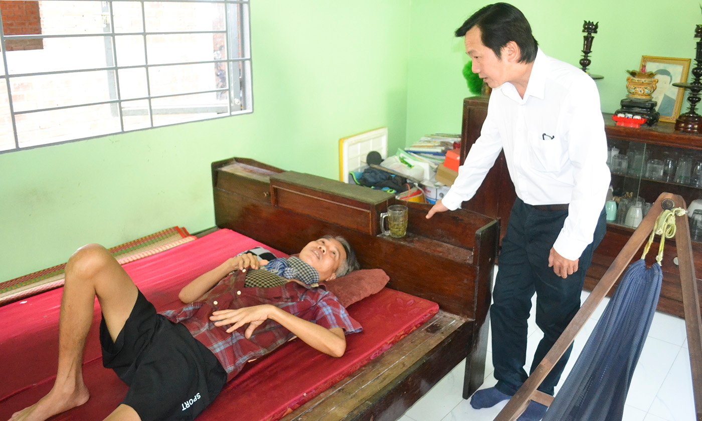 Đồng chí Nguyễn Trọng Tấn, Phó Tổng Biên tập Báo và phát thanh, truyền hình Đồng Tháp ân cần hỏi thăm sức khỏe anh Lê Quốc Chỉnh đang bênh ung thư thực quản ác tính.