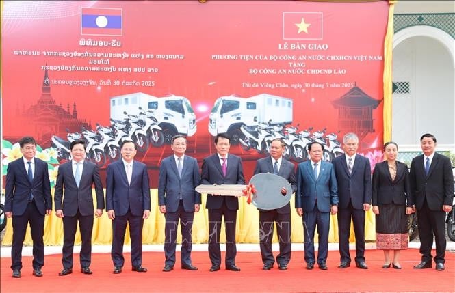Bộ Công an Việt Nam trao tặng Bộ Công an Lào một số phương tiện phục vụ công tác công an. (Ảnh: TTXVN)