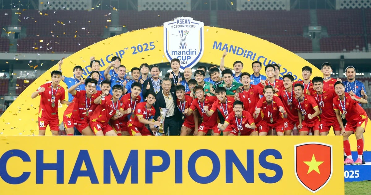 Minister Nguyen Van Hung met and rewarded U.23 Vietnam after the historic victory.