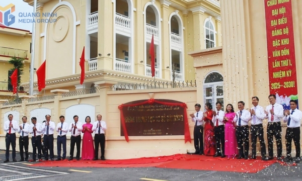 Gắn biển công trình chào mừng Đại hội Đảng bộ Đặc khu Vân Đồn lần thứ I, nhiệm kỳ 2025-2030