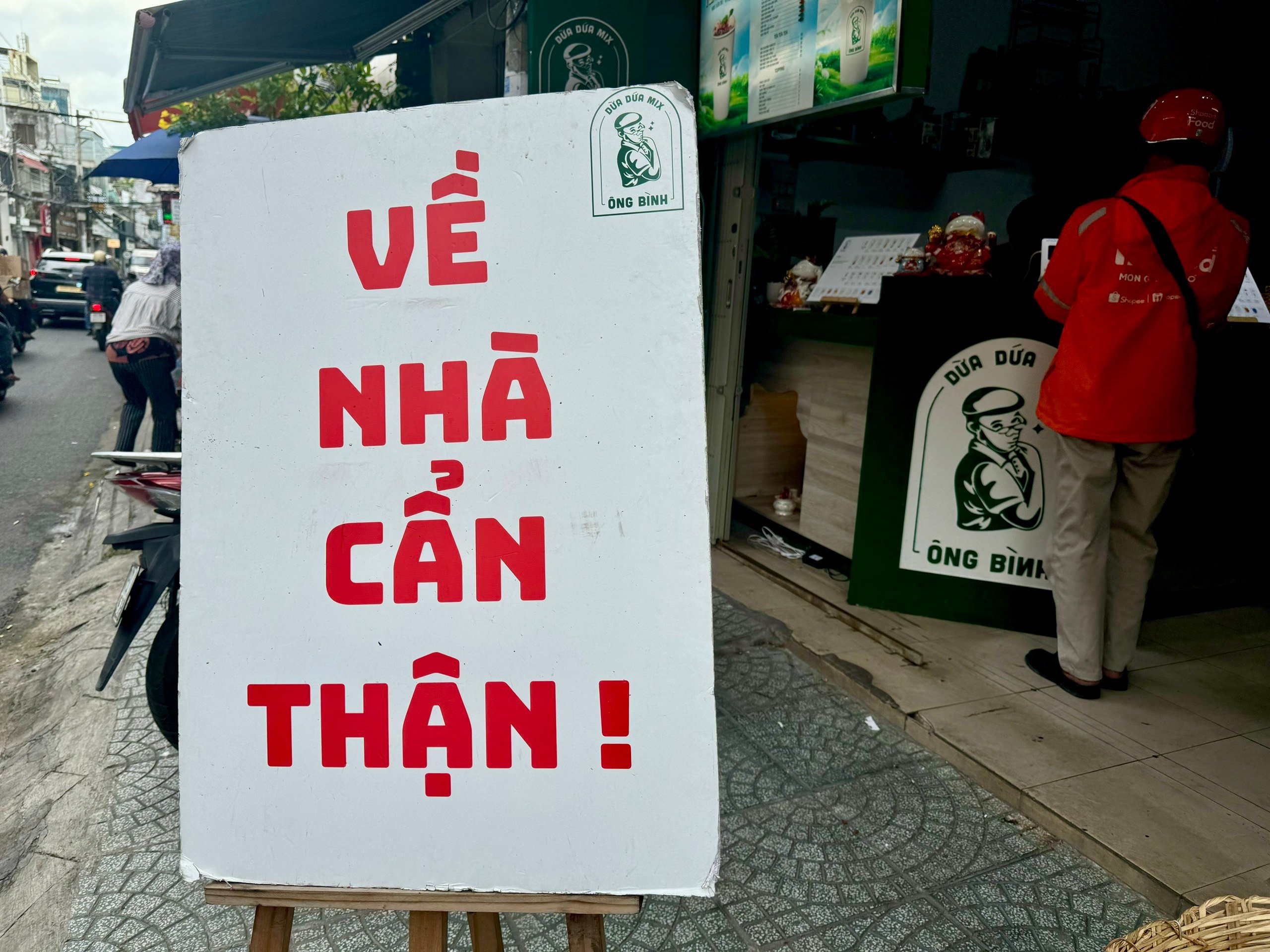 Bảng hiệu dễ thương ở quán cà phê, tiệm tóc TP.HCM: Ai đi ngang cũng mỉm cười - Ảnh 3.