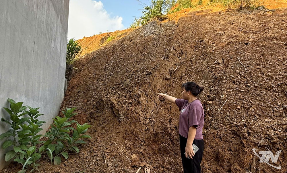 Đất sạt lở xuống sát tường bếp nhà chị Hà Thị Nga, tổ 15, phường Bắc Kạn.