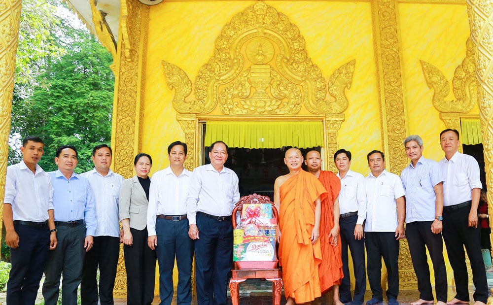 Đoàn công tác Ban Nội chính Tỉnh ủy chụp ảnh lưu niệm cùng Thượng tọa Sơn Ngọc Huynh.