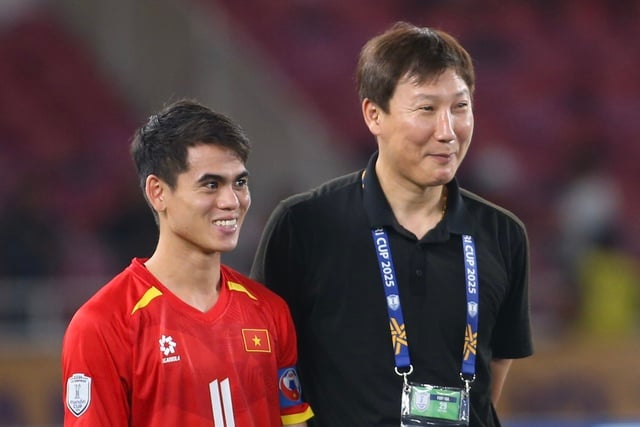 10 giờ 15 hôm nay HLV Kim Sang-sik giao lưu với Báo Thanh Niên về hành trình vô địch U.23 Đông Nam Á 2025 - Ảnh 2.