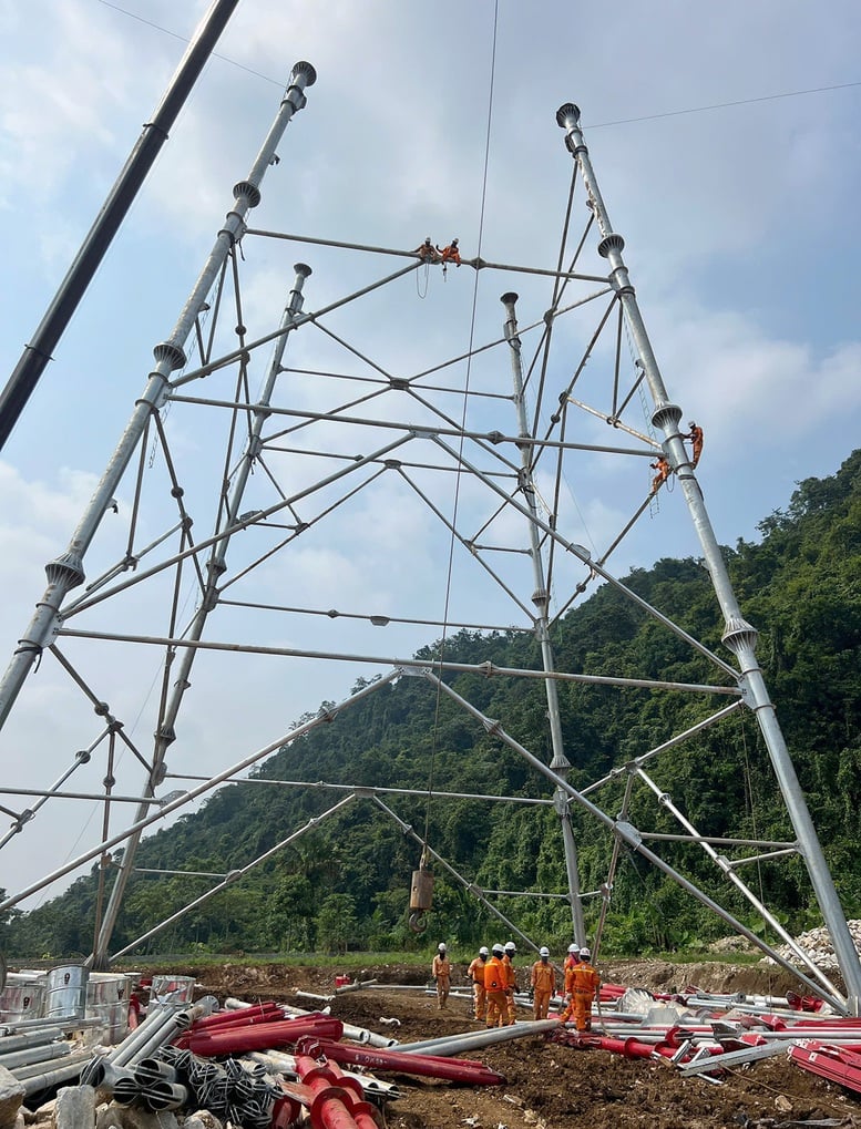 Gần 600 kỹ sư, công nhân EVNNPT 'tiếp sức' cho dự án đường dây 500kV Lào Cai - Vĩnh Yên- Ảnh 1.