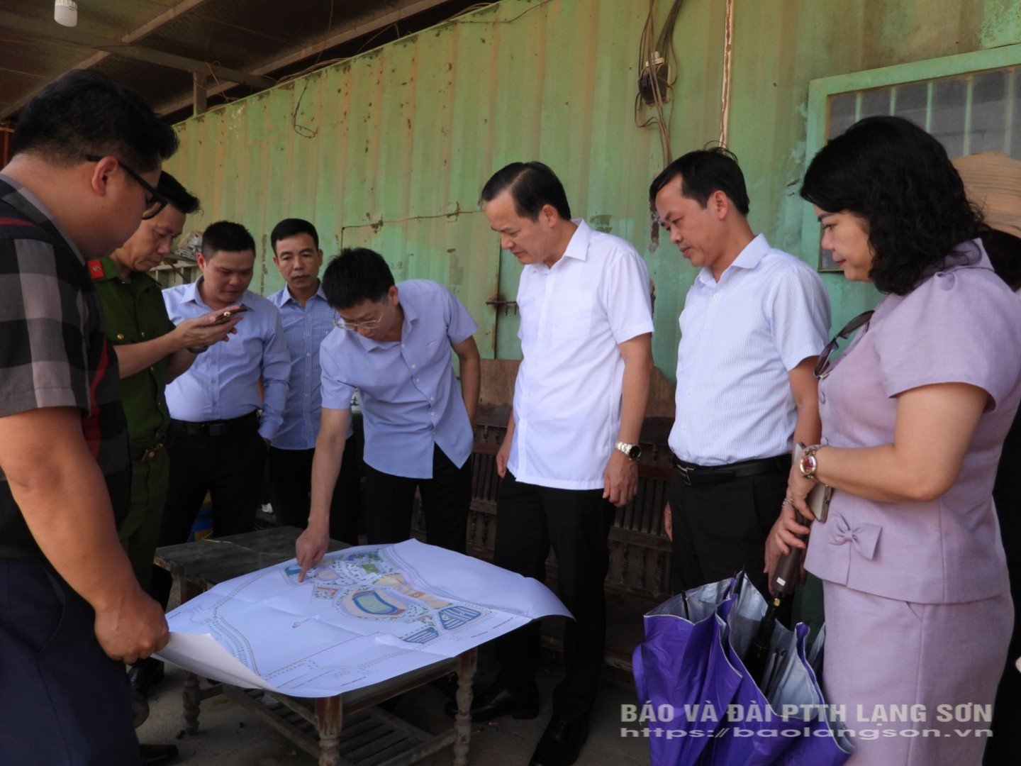 Đại diện chủ đầu tư dự án khu liên hợp thể thao tỉnh Lạng Sơn báo cáo với đồng chí Bí thư Đảng ủy phường khu vực dự kiến khởi công dự án