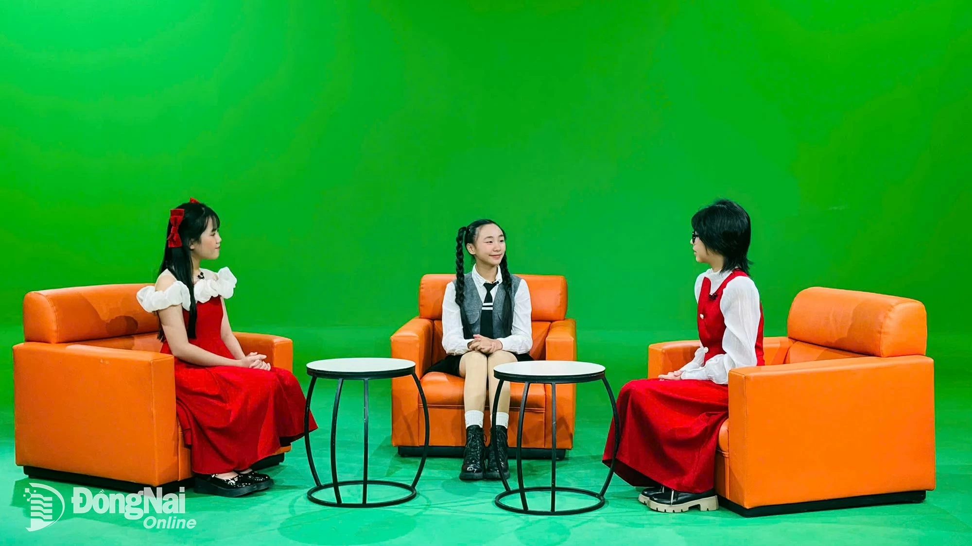 Phương Vy giao lưu trò chuyện với 2 MC Trà My, Quỳnh Anh trong chương trình. Ảnh: Minh Huệ 