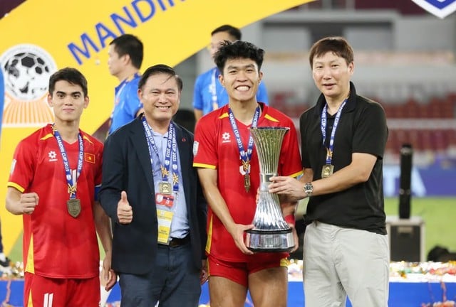 HLV Kim Sang Sik: ‘Tôi mong chờ Xuân Son và Văn Hậu, sẵn sàng mở cửa cho Chung Đỗ nếu…’- Ảnh 1.