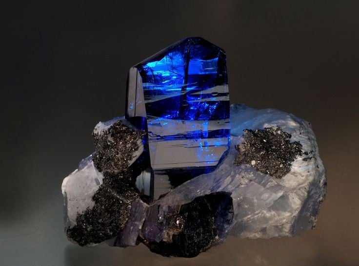 1. Chỉ được tìm thấy ở Tanzania. Tanzanite chỉ xuất hiện ở vùng Merelani Hills gần chân núi Kilimanjaro, khiến nó trở thành một trong những khoáng vật quý hiếm nhất hành tinh. Ảnh: Pinterest.