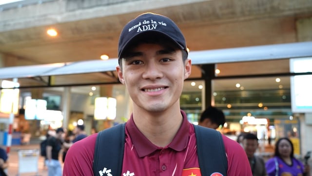 Quốc Việt rủ Đình Bắc, Văn Khang,... nhảy TikTok theo trend cực hài hước ở sân bay - Ảnh 6.