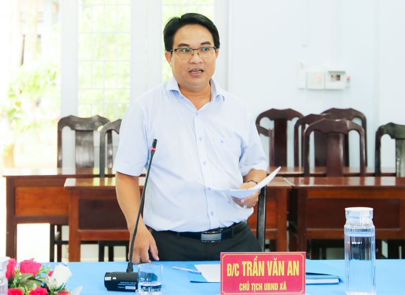Đồng chí Trần Văn An- Chủ tịch UBND xã Nhị Trường báo cáo với đoàn công tác về tình hình triển khai thực hiện các nhiệm vụ của xã.

