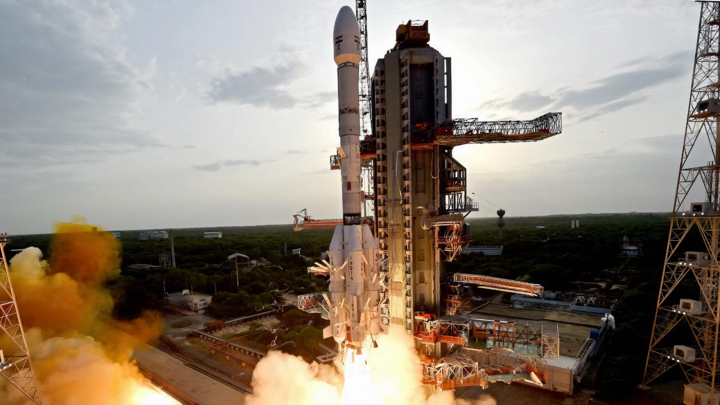 Tên lửa đẩy của ISRO mang theo vệ tinh quan sát trái đất NISAR cất cánh từ bệ phóng tại Trung tâm vũ trụ Satish Dhawan, ở Sriharikota, Ấn Độ, vào ngày 30/7/2025. (Nguồn: ISRO)