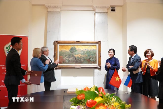 ttxvn-khai-mac-trien-lam-tranh-son-mai-viet-nam-tai-nga-31-3.jpg