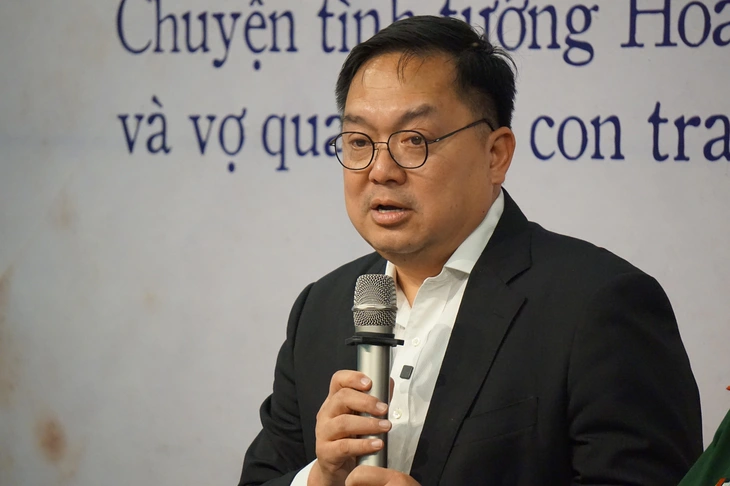 Ông Hoàng Nam Tiến trong lần ra mắt sách Thư cho em - Ảnh: THIÊN ĐIỂU