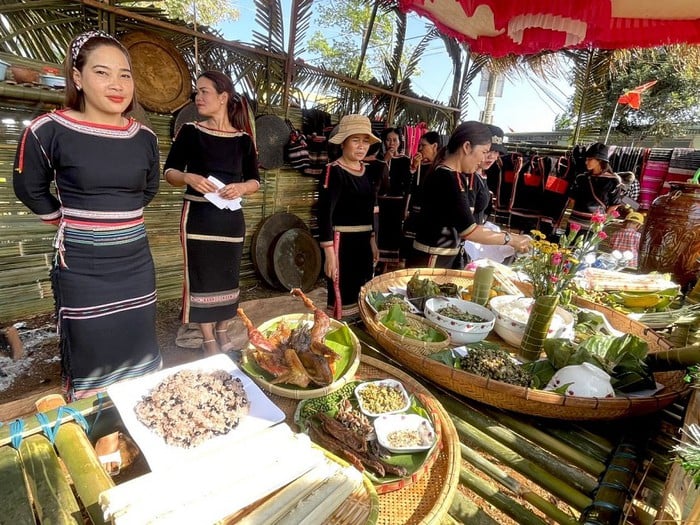 Phát triển du lịch gắn với giá trị văn hóa dân tộc thiểu số - Ảnh 2.