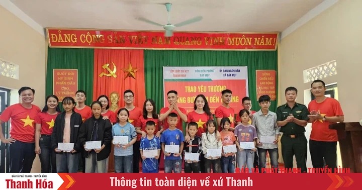 Trao 60 suất quà cho học sinh vùng biên giới Bát Mọt