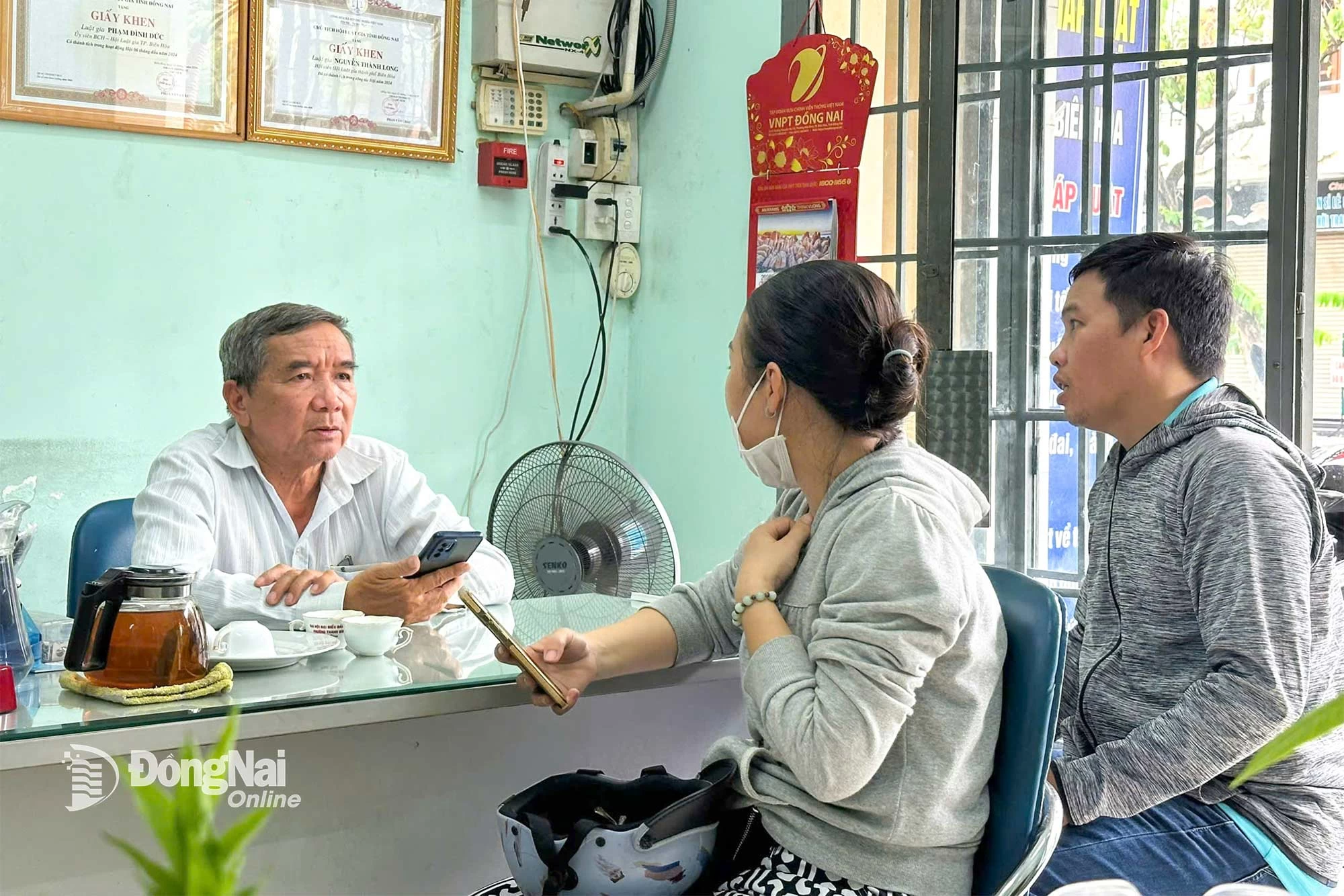 Luật gia Phạm Đình Đức (Hội Luật gia tỉnh Đồng Nai) tư vấn cho người lao động (phải) về quyền lợi khi giao kết hợp đồng lao động với người sử dụng lao động. Ảnh: Đ. Phú