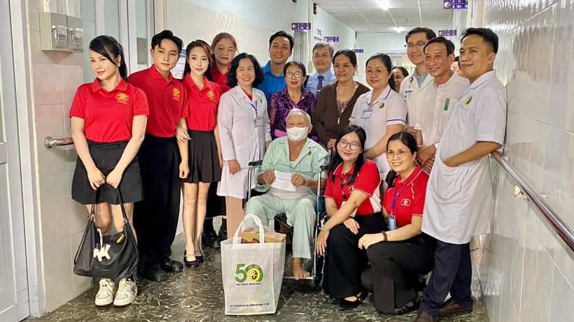 Doctors give gifts to elderly patients at the Ho Chi Minh City Institute of Traditional Medicine.