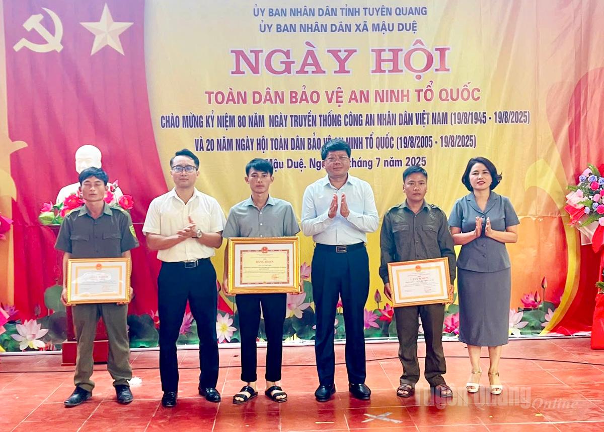 Comrade Ha Trung Kien, Member of the Provincial Party Standing Committee, Permanent Vice Chairman of the Provincial Vietnam Fatherland Front Committee, awarded Certificates of Merit to outstanding collectives and individuals in maintaining security and order.